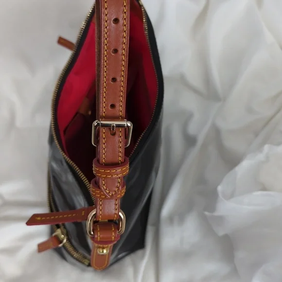 AUTHENTIC DOONEY & BOURKE PATENT LEATHER PURSE. EXCELLENT CONDITION